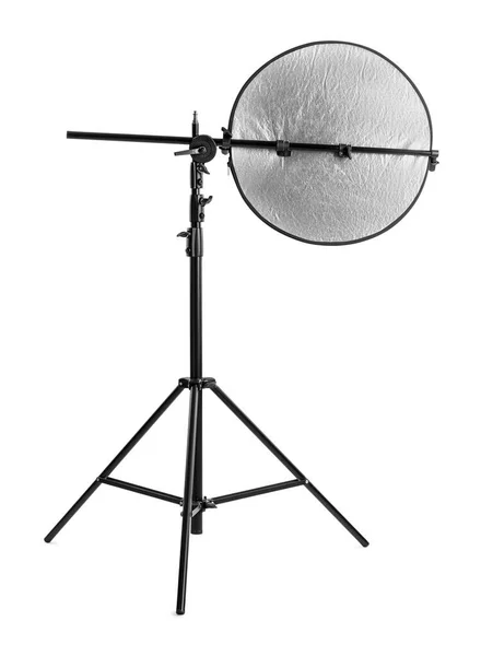 三脚架与工作室反射镜隔离在白色 专业摄影师设备 — 图库照片