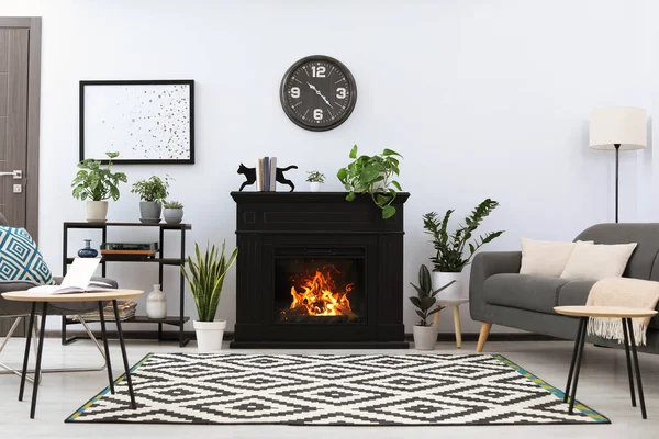 风格新颖的客厅 室内有壁炉和舒适沙发 — 图库照片