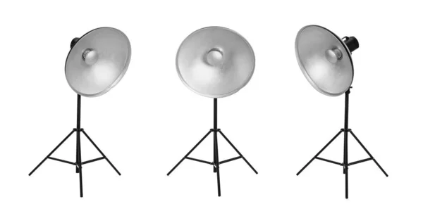 Sada Studiovými Bleskovými Světly Reflektory Trojnožkách Bílém Pozadí Návrh Nápisu — Stock fotografie