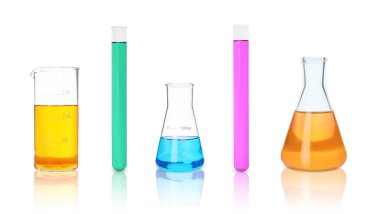 Beyaz arka planda renkli sıvılar bulunan farklı bir laboratuvar cam seti. Pankart tasarımı