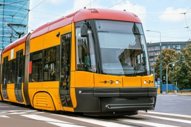 Şehir caddesindeki modern tramvay. Toplu taşıma