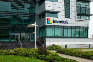 Varşova, Polonya - 10 Eylül 2022: Güzel modern Microsoft ofisi