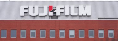 Varşova, Polonya - 10 Eylül 2022: Güzel modern Fujifilm logosu