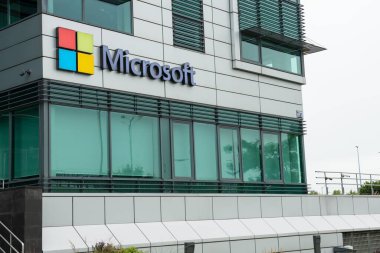 Varşova, Polonya - 10 Eylül 2022: Güzel modern Microsoft ofisi