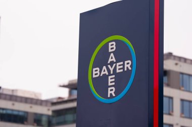 Varşova, Polonya - 10 Eylül 2022: Reklam panosunda güzel modern Bayer logosu