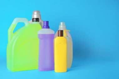 Açık mavi arkaplanda birçok temizlik malzemesi, metin için boşluk