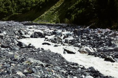 Dağlardaki güzel nehrin resimli manzarası