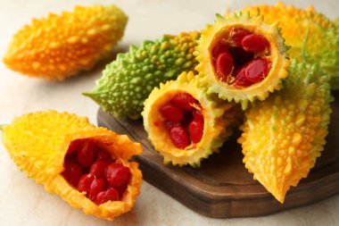 Masada taze kavunlar, yakın plan.