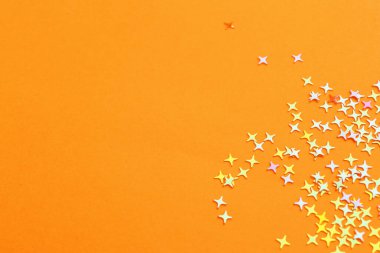 Soluk turuncu arka planda parlak bir parıltı. Metin için boşluk