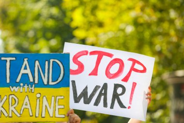 Ukrayna 'yı desteklemek için toplandık. İnsanlar dışarıda posterler tutuyor.