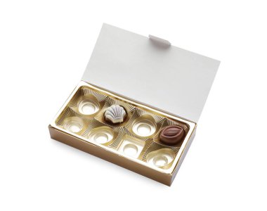 Kısmen boş olan çikolata kutusu beyaza izole edilmiş.