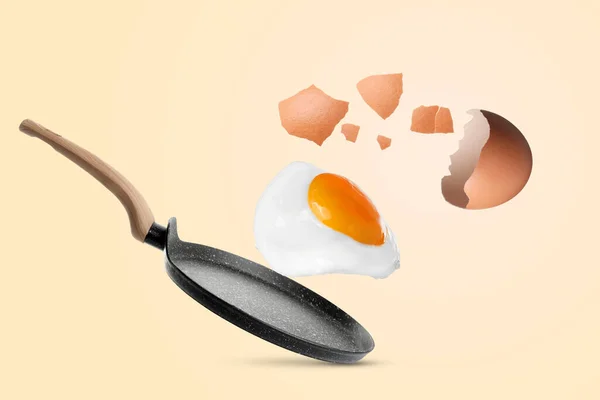 Sabroso Huevo Pollo Frito Con Cáscara Cayendo Sartén Sobre Fondo —  Fotos de Stock