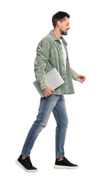 带着笔记本电脑在白色背景上行走的人 — 图库照片