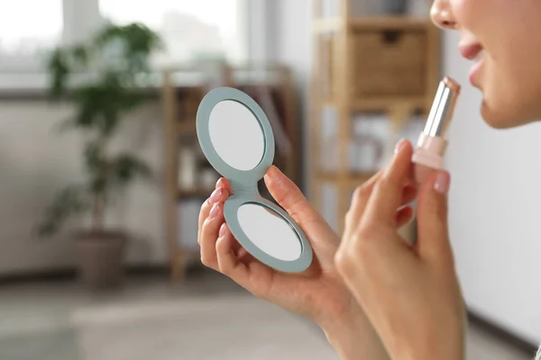 Mujer Joven Usando Espejo Bolsillo Cosmético Mientras Aplica Maquillaje Interiores —  Fotos de Stock