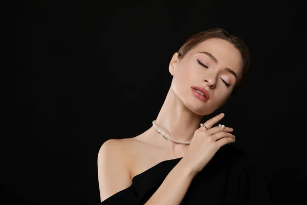 Jeune Femme Portant Des Bijoux Perles Élégantes Sur Fond Noir — Photo