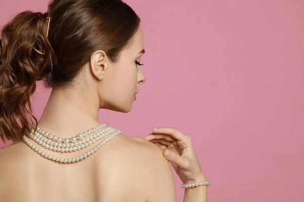 Giovane Donna Che Indossa Eleganti Gioielli Perla Sfondo Rosa Vista — Foto Stock
