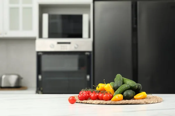 Verduras Frescas Limpias Sobre Mesa Blanca Cocina Espacio Para Texto — Foto de Stock
