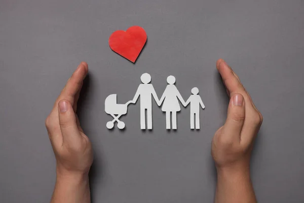 Homem Protegendo Figuras Família Papel Coração Vermelho Fundo Cinza Vista — Fotografia de Stock
