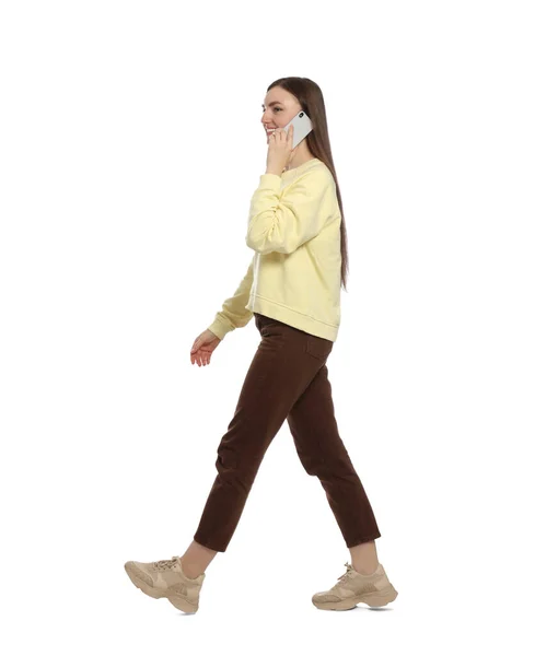 Giovane Donna Abito Casual Parlando Smartphone Mentre Cammina Sfondo Bianco — Foto Stock