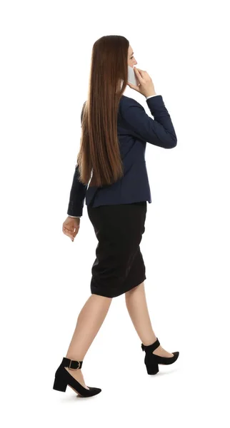 Beyaz Arka Planda Yürürken Akıllı Telefondan Konuşan Genç Kadını — Stok fotoğraf