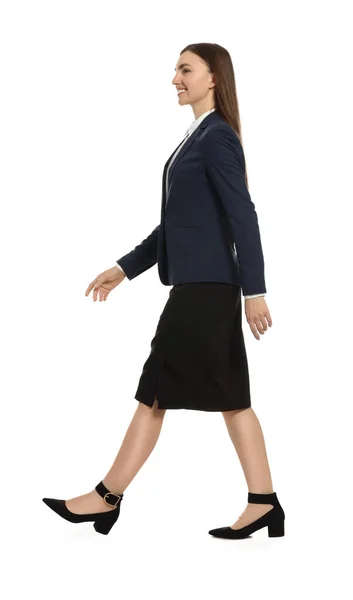 Młoda Bizneswoman Formalnym Garniturze Spaceruje Białym Tle — Zdjęcie stockowe
