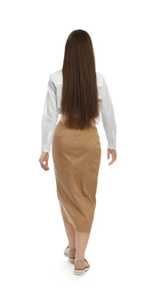 Mladá Žena Ležérní Oblečení Chůze Bílém Pozadí Pohled Zezadu — Stock fotografie