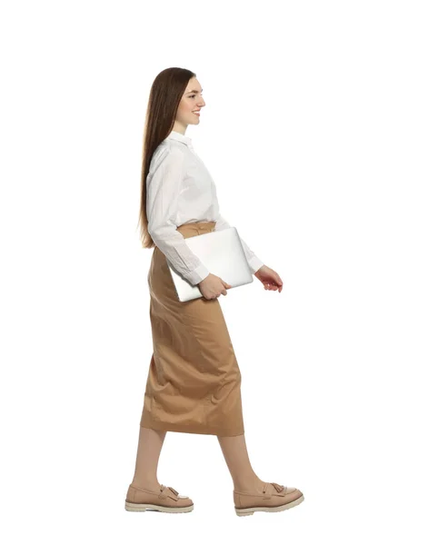 Mujer Joven Con Portátil Caminando Sobre Fondo Blanco — Foto de Stock