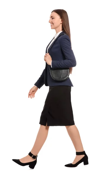 Jovem Empresária Com Saco Elegante Andando Sobre Fundo Branco — Fotografia de Stock