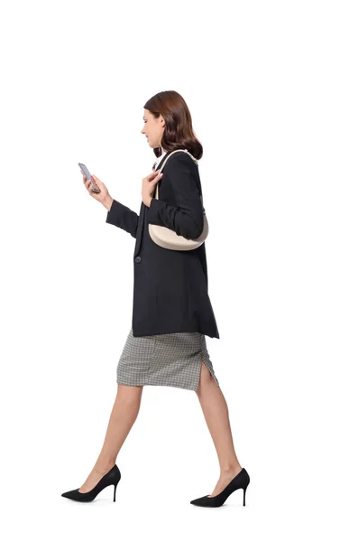 Beyaz Arka Planda Yürürken Akıllı Telefon Kullanan Resmi Takım Elbiseli — Stok fotoğraf