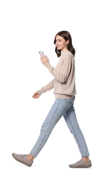 Όμορφη Νεαρή Γυναίκα Casual Στολή Χρησιμοποιώντας Smartphone Ενώ Περπάτημα Λευκό — Φωτογραφία Αρχείου