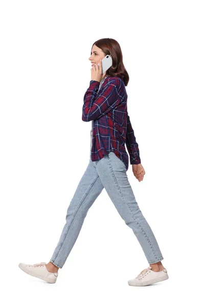 Щаслива Молода Жінка Повсякденному Вбранні Говорить Смартфоні Під Час Прогулянки — стокове фото
