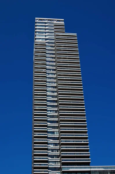 Esterno Bellissimo Edificio Moderno Contro Cielo Blu — Foto Stock