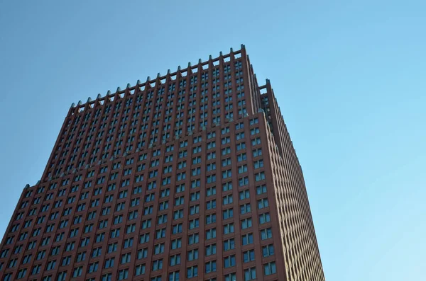 青空に対する美しい近代的な建物の外観 低角度ビュー — ストック写真