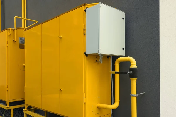 室外棕色墙壁附近的黄色气体分配柜 — 图库照片