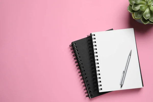 Composición Plana Con Cuadernos Elegantes Sobre Fondo Rosa Espacio Para — Foto de Stock