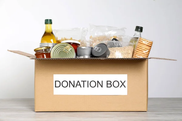 Caja Donaciones Con Comida Mesa Madera — Foto de Stock