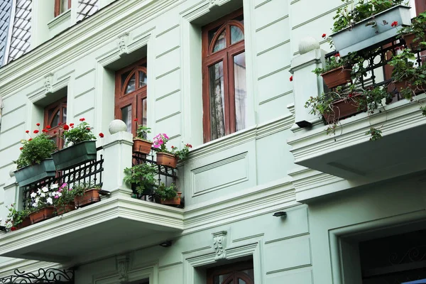 Äußere Eines Schönen Wohnhauses Mit Blumen Auf Balkonen — Stockfoto