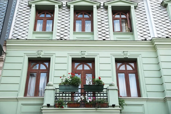 Exterior Beautiful Residential Building Flowers Balcony Low Angle View — Stock Photo, Image