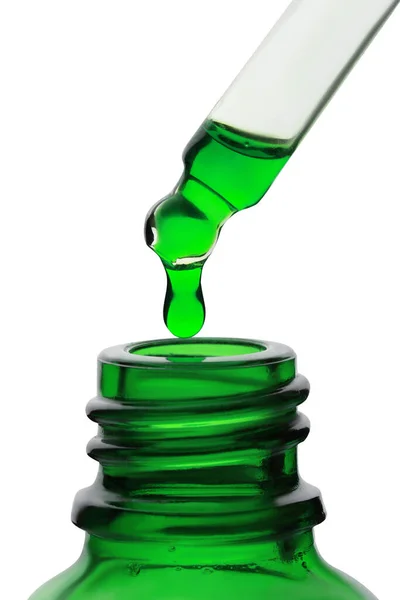 Дроблення Зеленої Сироватки Обличчя Піпетки Скляну Пляшку Білому Тлі Крупним — стокове фото
