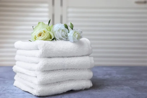 Folded Towels Flowers Grey Table Indoors Space Text — Stock Photo, Image