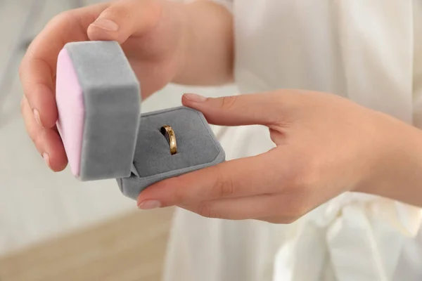 Brudbox Med Förlovningsring Inomhus Närbild Bröllopsdag — Stockfoto
