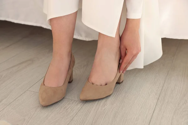 Noiva Colocando Sapatos Elegantes Quarto Close Dia Casamento — Fotografia de Stock