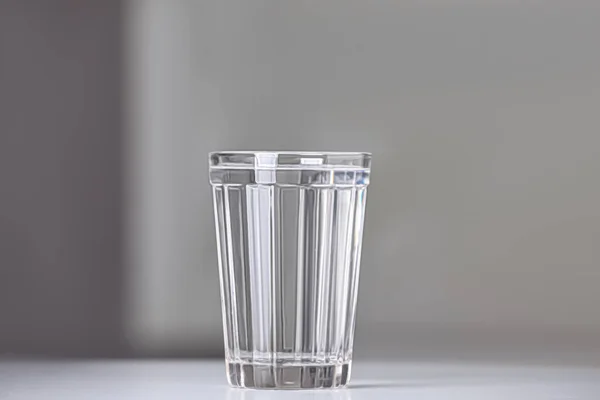 Ποτήρι Καθαρού Νερού Λευκό Τραπέζι Εσωτερικούς Χώρους Χώρος Για Κείμενο — Φωτογραφία Αρχείου