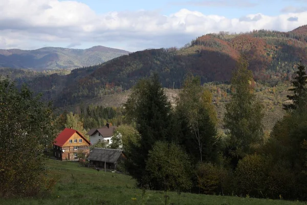 Schilderachtig Uitzicht Huizen Bomen Bergen — Stockfoto