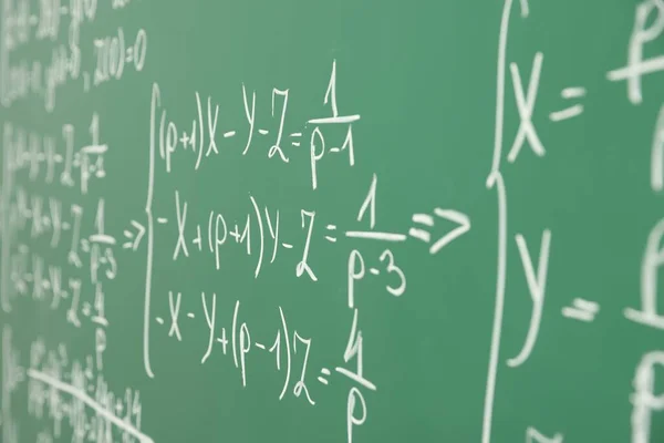 Kara Tahtaya Yazılmış Birçok Farklı Matematik Formülü Yakın Plan — Stok fotoğraf