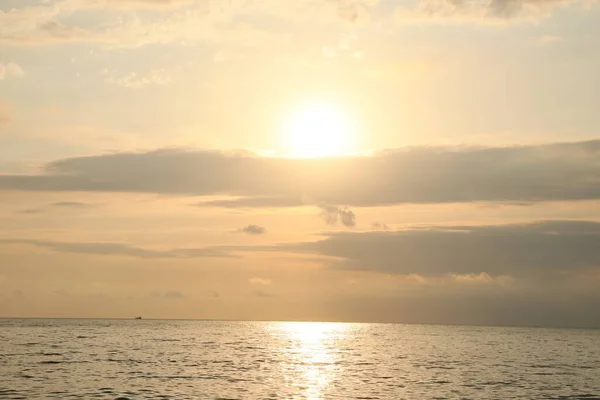 Мальовничий Вид Небо Красивими Хмарами Над Морем — стокове фото