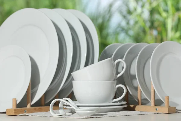 Набор Чистой Посуды Белом Столе Размытом Фоне — стоковое фото