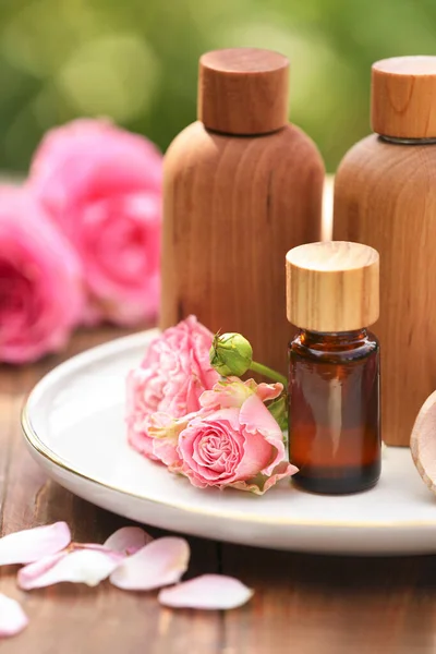Botellas Aceite Esencial Rosa Flores Mesa Madera Aire Libre Primer — Foto de Stock