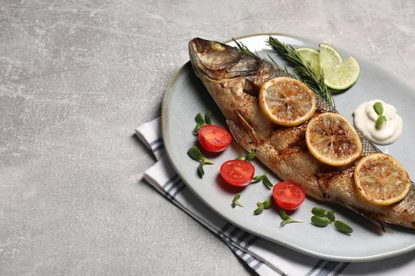Delicios Coapte Mare Bas Pește Servit Lămâie Roșii Sos Masă — Fotografie, imagine de stoc