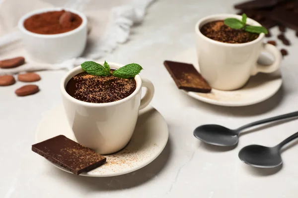 Köstliche Heiße Schokolade Mit Frischer Minze Auf Grauem Tisch Serviert — Stockfoto